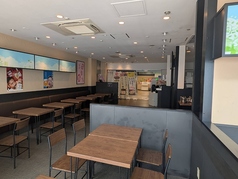 広々とした清潔感のある店内は、20名様から最大40名様まで店舗貸切でのご利用が可能です。人数に合わせて自由にレイアウトを変更できる可動式のテーブルと、壁側のゆったりとしたベンチシートを組み合わせることで、参加者全員の顔が見渡せる一体感のあるご宴会空間をお作りいただけます。