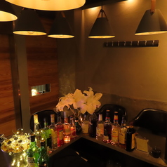 カウンターでゆるりと飲める★サーフィン好きなマスターがいるお店、それがmahalo。10席あるカウンターは毎日様々なお客様がいらっしゃいます…♪カウンターで隣になった方とも自然に仲良くなれる、オトナの社交場。そんなお店です。