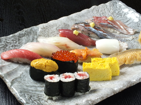 一流食材を使った江戸前寿司を堪能。生簀から掬う新鮮な活け造りもお愉しみ頂けます
