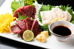 品質にこだわって仕入れている馬刺しはヘルシーで栄養価が高い人気メニューです盛り合わせでご提供◎