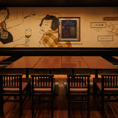 8名様までご利用いただけるテーブル席は、広々とした空間でゆったりとお過ごしいただけます。落ち着きのあるお洒落な店内は、女子会やママ会、会社のご宴会など様々なシーンに最適。和食も洋食も楽しめる豊富なメニューをご用意しておりますので、お好みのお料理と共に、こだわりのお酒も心ゆくまでご堪能ください。