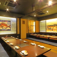 【落ち着いた和の雰囲気】10名様個室4部屋をそれぞれ組み合わせ、少人数～大人数まで、人数に合わせて掘りごたつ個室のご利用が可能です。ゆったりとしたひとときを過ごせる特別な空間です。周囲を気にせず、プライベートな空間で会話を楽しむことができるリラックスした時間を提供いたします。