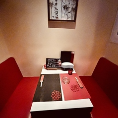 2名様用テーブル席ソファーでご用意しております。デートにもぴったりな店内の一角にございます。サプライズ対応の持ち込みについても、ご相談受付中です。お電話にてお気軽にお問い合わせ下さいませ。