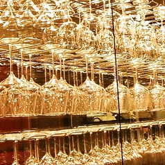 壁に並ぶワイングラスはシャンデリアのよう