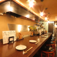 日本一アットホームな居酒屋のカウンター席♪心温まる雰囲気と親しみやすいスタッフが皆さまをお迎えし、お一人でも気軽にお越しいただけます。こだわりの料理とお酒を楽しみながら、居心地の良いひとときをお過ごしください。