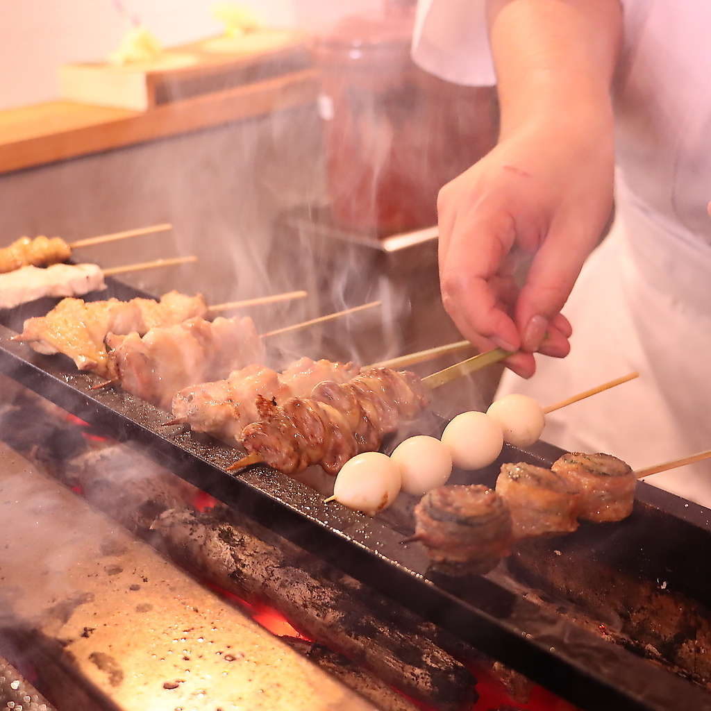 熟練の技で一本一本丁寧に焼き上げる串焼き。絶妙な火入れで旨味を閉じ込めた、自慢の逸品をどうぞ！