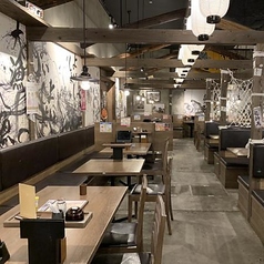 漁港の活気を感じさせる和風の店内には、少人数でのご利用にぴったりな2人掛けのテーブル席もご用意しております。ご友人同士やカップルでのお食事など、気楽にお過ごしいただける雰囲気が魅力です。宿毛湾から届く新鮮な魚料理や名物のわら焼きを囲み、充実したひとときをどうぞ♪