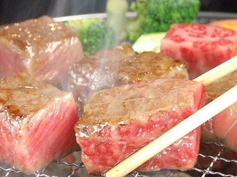 阪急三宮駅から徒歩3分。神戸大井肉店の指定農場神戸牛と鹿の仔牛が味わえる