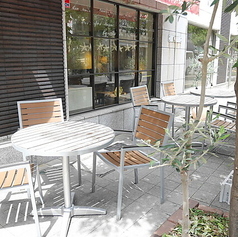 季節の良い時期には、心地よい風を感じられるテラス席が一番のおすすめです♪開放感あふれる空間で味わう神戸牛は、また格別の美味しさ。ランチタイムには明るい陽光の中で、カフェ気分を味わいながら贅沢なひとときを過ごせます◎都会の喧騒を少し離れて、リフレッシュできる特等席です♪