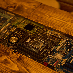 オーナー自らＤＩＹした自慢のテーブル ※秋葉原にちなんで電子基板を埋め込んでます秋葉原/岩本町/裏秋葉原/居酒屋/バル/創作料理/和食/貸切/女子会/デート/宴会/歓送迎会/誕生日/記念日/ディナー/一人飲み