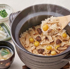 松茸の土釜炊き御飯（30分程かかります）
