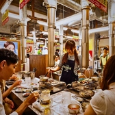 本場の韓国グリル体験をそのままに！スタッフが目の前で丁寧に焼き上げる臨場感と香ばしい香りを、ぜひライブ感覚でお楽しみください。
