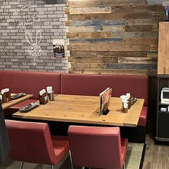 最大35名様が入ることが出来る広々とした店内です!!テーブル席やソファー席!!様々な席を用意しています!!みんなでにぎやかに楽しむのもよし!!一人で楽しむのもよし!!仲間同士で楽しむのもよし!!いろいろな楽しみ方が出来る店内です♪是非、一度ご来店ください!!