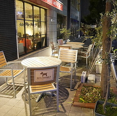 ディナータイムのテラス席は、夜風が心地よいムーディーな雰囲気に一変します♪ライトアップされた店内で、ワインを片手に神戸牛を楽しむ時間はまさに大人の贅沢◎大切な方とのデートや、しっとりとお酒を楽しみたい夜にぴったりです。南京町の夜の雰囲気を感じながら、素敵なディナータイムをどうぞ♪