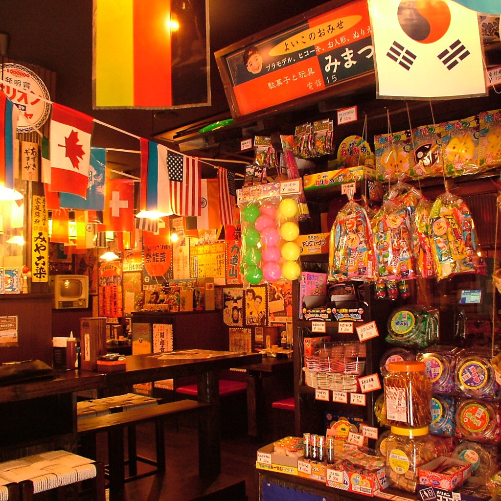 まるで駄菓子屋！？ブリキのおもちゃなど可愛い小物も多数★