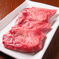 肉厚でジューシーな【厚切り特上タン】1780円(税込)