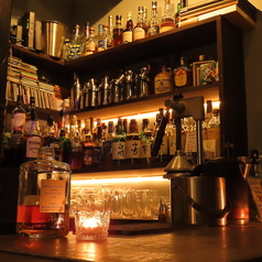 カウンターでゆるりと飲める★サーフィン好きなマスターがいるお店、それがmahalo。10席あるカウンターは毎日様々なお客様がいらっしゃいます…♪カウンターで隣になった方とも自然に仲良くなれる、オトナの社交場。そんなお店です。