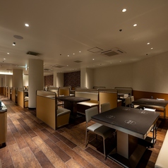 洗練されたモダン空間が広がる店内は、大切な方とのデートや記念日にふさわしい上質な雰囲気。新鮮な海鮮や厳選食材を自由に選びながら、お一人様一鍋のしゃぶしゃぶを楽しむ特別な体験をご堪能いただけます。料理を選ぶ時間さえも会話が弾む、思い出に残るひとときをお過ごしください。