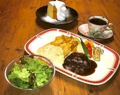 チキン南蛮とハンバーグのハーフ＆ハーフセット(サラダ・ライス・本日のデザート・ドリンク付)