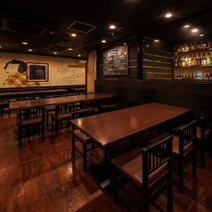 6名様までご利用可能なテーブル席です。当店、早朝6時まで営業しておりますので、2次会はもちろん、3次会までもご利用いただけます。24時以降限定のお得なコースもございますので、是非ご利用ください♪美味しい料理と豊富なお酒で、深夜でも楽しいひとときをお過ごしいただけます。貸切も可能なのでご相談ください！