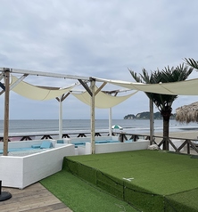 ＜★ビーチ沿いの広々としたVIPソファ席で夏の海をわいわい楽しむことができます★＞♪夏といえば「海」×「ビール」×「BBQ」すべてを楽しむことのできる海の家！特別な仲間と抜群のロケーションで乾杯♪屋根もあり日差しからも守れます◎