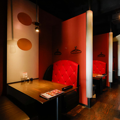 1Fにボックステーブル席を３つご用意しています。開放的な店内の雰囲気と、キッチンも見えるので臨場感あふれるお席となります。