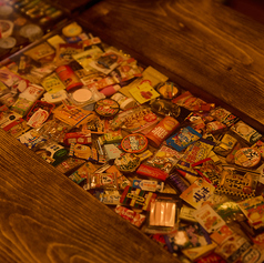 オーナー自らＤＩＹした自慢のテーブル ※余ったガチャガチャを埋め込んでます秋葉原/岩本町/裏秋葉原/居酒屋/バル/創作料理/和食/貸切/女子会/デート/宴会/歓送迎会/誕生日/記念日/ディナー/一人飲み