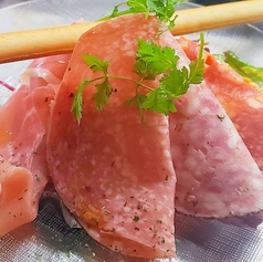 生ハム、ボローニャ、サラミピカンテの盛り合わせ