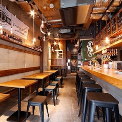 洗練されたカジュアルな内装が目を引くテーブル席は、一体感のある空間でお食事を楽しめるのが自慢です◎お洒落な空間デザインを楽しみながら心ゆくまでリラックスできます♪貸切などの大人数でのパーティーにも対応可能ですので、便利なで美味しいビールと料理を囲んで記憶に残る宴の時間を皆様で共有してください◎