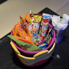 【持ち込み自由】お席にはお菓子が入ったバケツが！！※ない場合もございます。