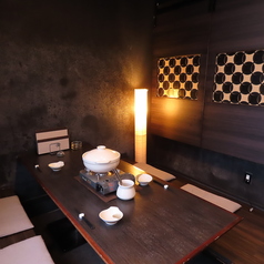 掘りごたつ席は「半個室」になります。隣のお客様との仕切りあり。足をのばしてゆったりできる人気席です。少人数の会社宴会にどうぞ。（喫煙可）