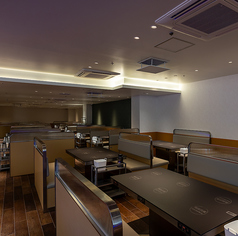 店内は約400席を備えた大規模空間となっており、友人同士の食事からファミリー利用、団体宴会まで幅広いシーンに対応します。開放感のある店内で、お客様自身が食材を選び、テーブルへ運び、しゃぶしゃぶや浜焼きを楽しむことで、ライブ感あふれる食体験を味わえます♪