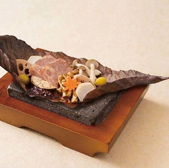 黒毛和牛と茸(きのこ)の朴葉焼き