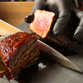 塊焼肉　１g 18円　300g～500g　従来の焼肉のように薄切りではなく、ブロック状の肉を焼くことで、肉汁が閉じ込められ、旨味を逃さずに楽しめます！