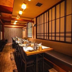 木のぬくもりを感じる風雅なテーブル席で、旬の味覚をゆったりと堪能。美しい器に盛られた料理と、繊細な職人技が織りなす贅沢なひととき。落ち着いた和の趣の中、大切な人との語らいがさらに深まる空間。心地よい間接照明と静かに流れる時間が、特別な食事を彩ります。温もりある和の空間で、四季折々の味わいを。