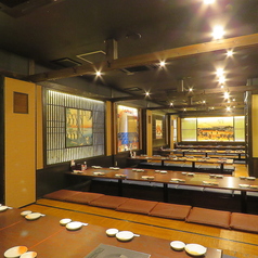 【ゆったり寛げる個室】お座敷5列で最大56名様まで対応！長時間の宴会でも脚を伸ばしながら寛げる掘りごたつございます。快適な空間で大人数の飲み会にもしっかり対応◎宴会向けの飲み放題付きコース料理や、幹事様にも嬉しいクーポンも多数ご用意しております！仕事終わりにも気軽にお立ち寄りください。