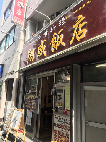 落ち着いた雰囲気の店内でこだわりの料理をご堪能ください。