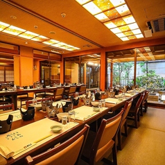 静かな和の趣を感じるテーブル席で、職人技が光る逸品をじっくり堪能。美しい木目が広がる落ち着いた空間に、季節の彩りが映える至福のひととき。食材の豊かな風味を引き立てる上質な器と、ゆるやかに流れる時間が心をほどく。心安らぐ雰囲気の中、大切な人との語らいを楽しみながら、和の伝統が息づく食の世界へ