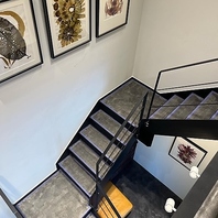 2階入口から3階レストランフロアへ続く螺旋階段