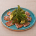 料理メニュー写真&nbsp;サーモンアボカドカルパッチョと海ぶどう