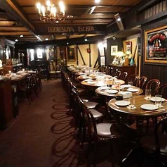 大規模な集まりには店舗全体の貸切がおすすめです♪50名様以上の団体様でも、広々とした店内を贅沢に使った一体感のある宴会が叶います◎人数やご予算のご相談などは、お電話にてお気軽にお問い合わせください♪伏見駅徒歩1分の好アクセスで、ゲストも集まりやすい本格パブならではの特別な夜を実現します◎