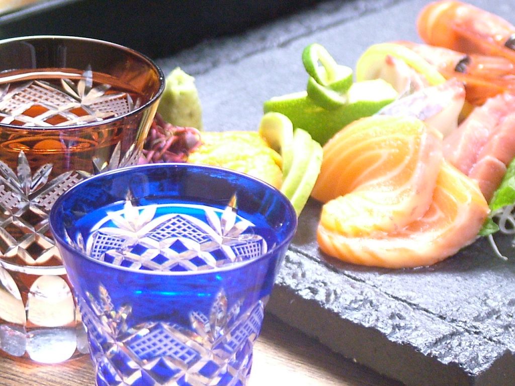 涼しげなグラスで頂くお酒は一味違ってまた格別。日本酒・焼酎・梅酒あわせて210種以上。