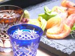 涼しげなグラスで頂くお酒は一味違ってまた格別。日本酒・焼酎・梅酒あわせて210種以上。