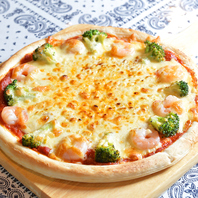 ピザはオーブンの直火焼きをアツアツで！