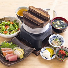 ランチ限定。5種から選べる釜飯御膳。2500円。