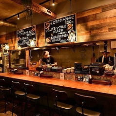 お一人様からお気軽にご利用いただけるカウンター席を8席ご用意しております。コンクリート打ちっぱなしの壁面と、木製カウンターが調和したモダンな空間で、目の前で焼き上がる串焼きのライブ感を楽しみながら、ゆっくりとお酒を満喫いただけます。デートや少人数での語らいにもおすすめの、大人の隠れ家的スペースです◎