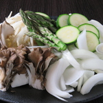 お肉と相性ばっちりな新鮮な野菜の盛り合わせをどうぞ。