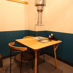 【2名様用テーブル1卓】当店の店内は、まるで韓国の食堂にいるかのような温かみのある雰囲気が魅力です。2名様用のテーブルが1卓あり、デートやご夫婦での食事にぴったりです。また、お仕事帰りの同僚との気軽な食事にも最適な環境が整っています。