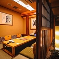趣のある個室で、季節の彩り豊かな料理をじっくりと堪能。木のぬくもりを感じる落ち着いた空間で、会話が深まる至福の時間。大切な接待や特別な会食にふさわしい、洗練された和の佇まいが心を和ませる。
