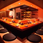 炉端焼きの香り漂う雰囲気のあるカウンター席は人気♪